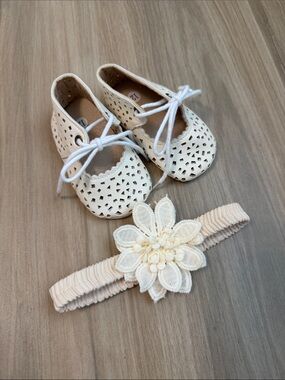 Baby Girl Cream Cutout Mary Jane Shoes with Matching Floral Headband 🌼
